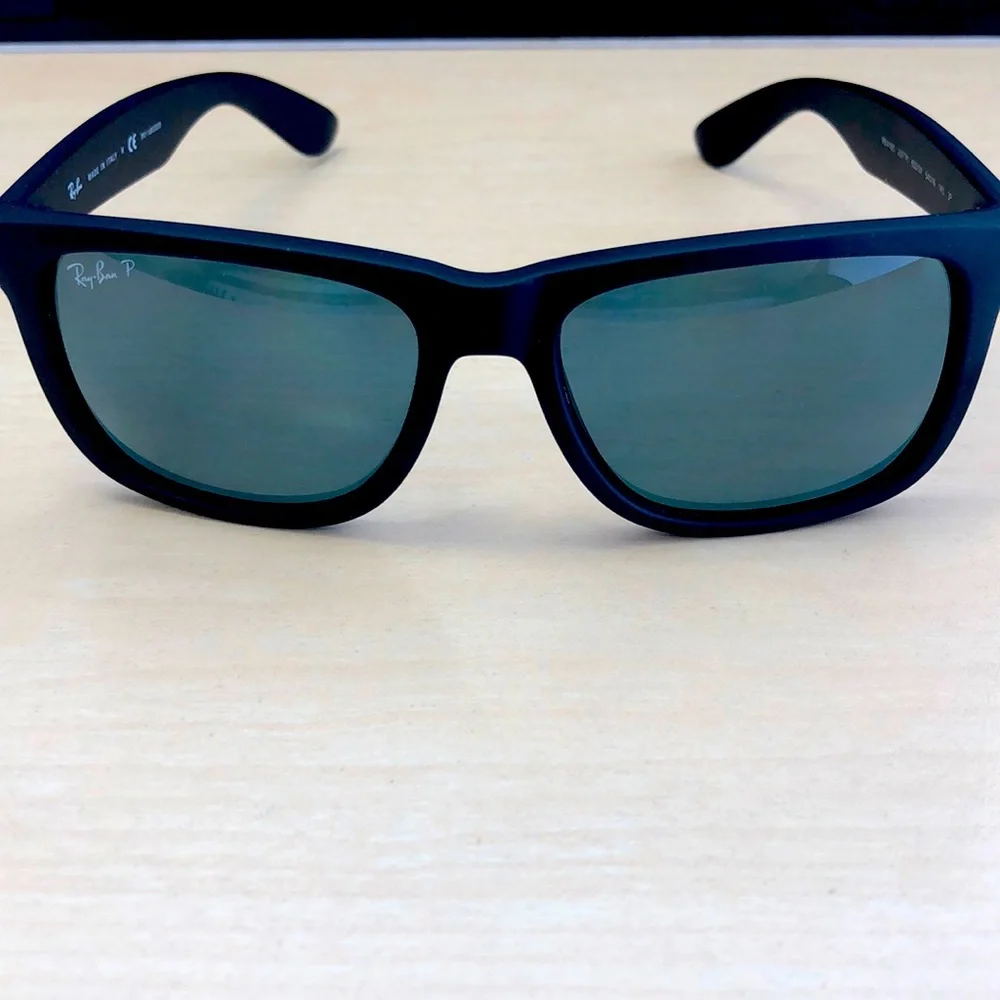 Black Polarized sunglasses RB #4165 Justin 622/2V used but in good shape